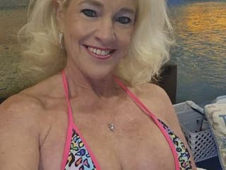 WebCAM of BustyBarbiXXXX